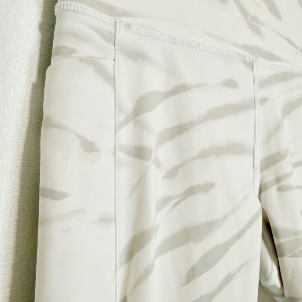 Athleta White and Gray Tiger Print Salutation Stash Pocket II 7/8 Legging Size S - Picture 5 of 9